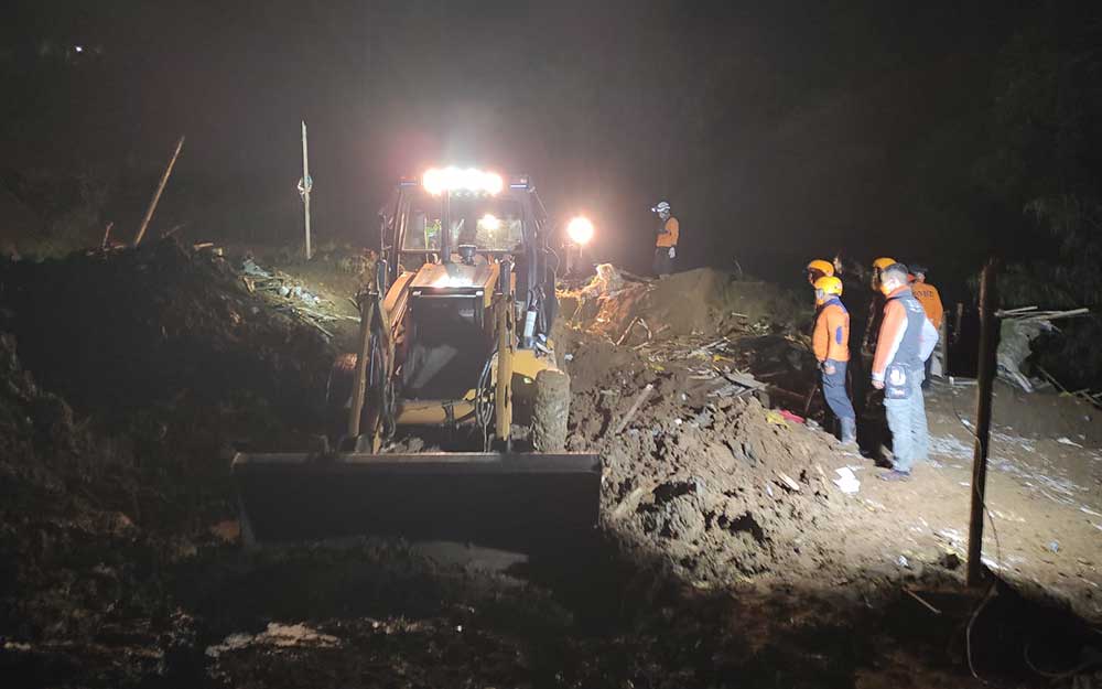 Longsor di Blitar, Satu Korban Berhasil Diselamatkan, Tiga Lainnya Dalam&nbsp;Pencarian