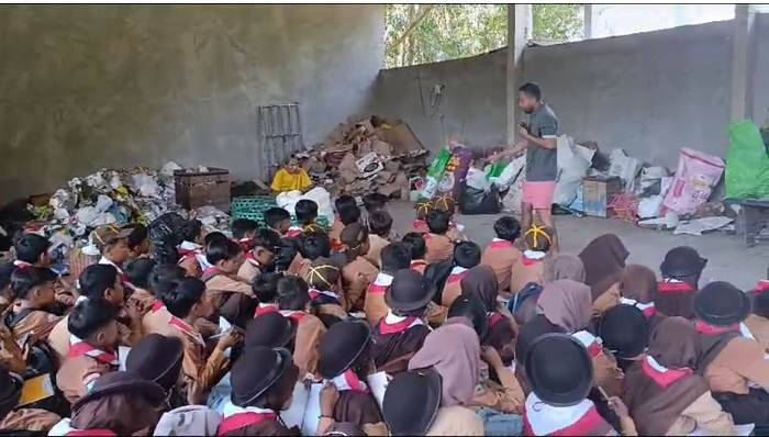 Penutupan MPLS SDN Tambegan, Ajak 50 Siswa Belajar Pengolahan Sampah&nbsp;TPS3R